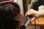 Dana Zedníková v jabloneckém kadeřnictví Fay při aplikaci brazilského keratinu na vlasy v reportáži na vlastní kůži.