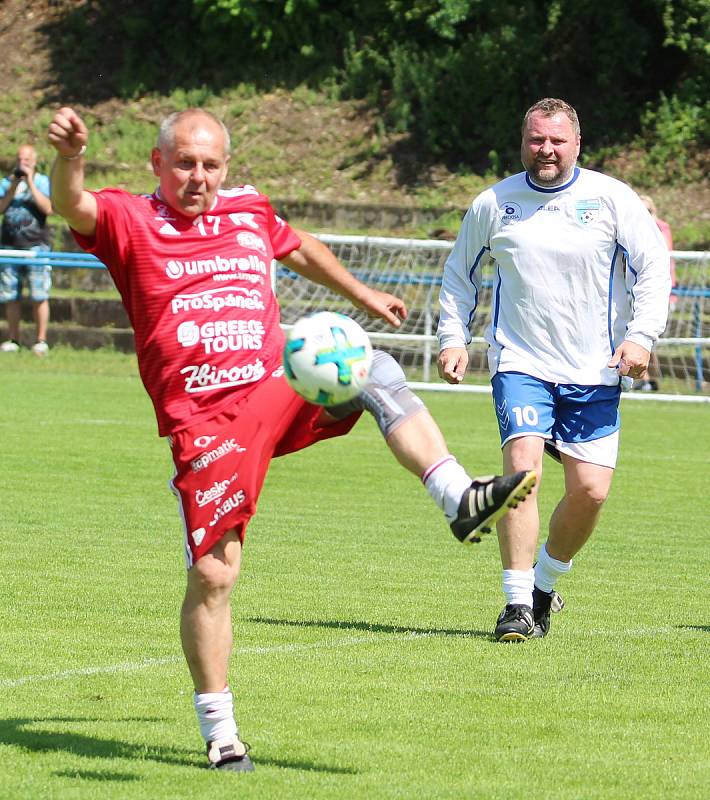 Na železnobrodském fotbalovém hřišti se představili hráči pražské Amfory a místní stará garda. A bylo se na co dívat.