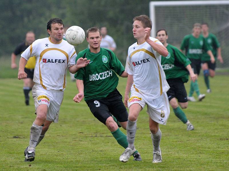 Domácí FC Pěnčín hostil již jistého vítěze soutěže FC Podještědský Český Dub. Na snímku hostující útočník Jíra (v zeleno černém) se snaží prosadit přes domácí obránce Romana Skuhravého (vlevo s č. 2) a vpravo Bohumila Mrklase.