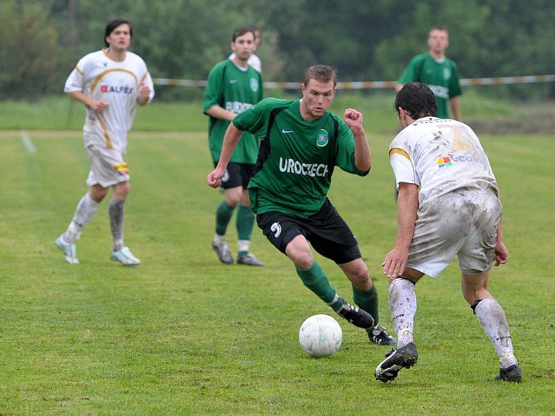 Domácí FC Pěnčín hostil již jistého vítěze soutěže FC Podještědský Český Dub. Na snímku hostující útočník Jíra (v zeleno černém) se snaží prosadit přes domácího obránce Romana Skuhravého (zády s č. 2).