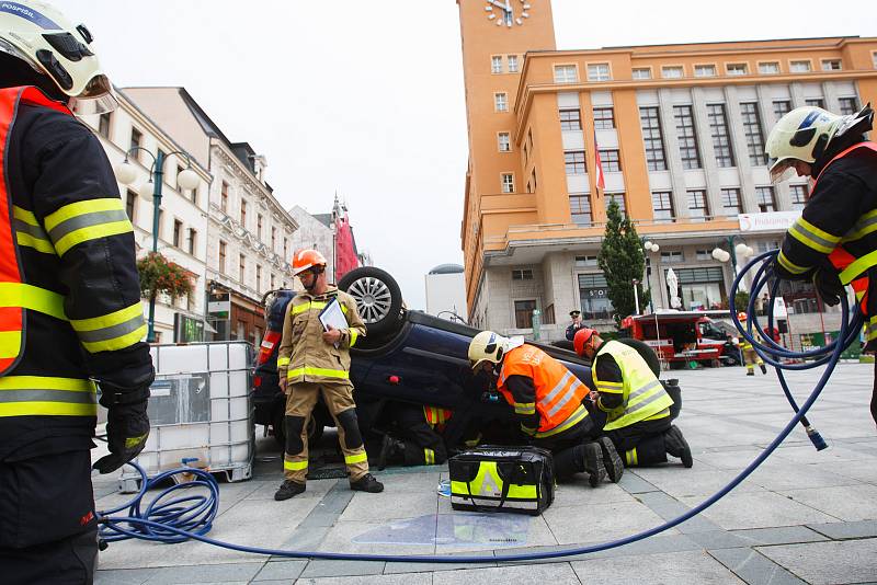 Na náměstí v Jablonci nad Nisou proběhla krajská soutěž ve vyprošťování zraněných osob z havarovaných vozidel.