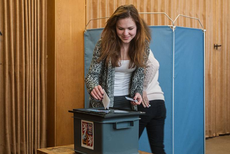 Studentské prezidentské volby začaly 16. ledna na Gymnáziu Dr. Antona Randy v Jablonci nad Nisou. Pokračovat budou i následující den, kdy budou ve večerních hodinách zveřejněny výsledky hlasování.