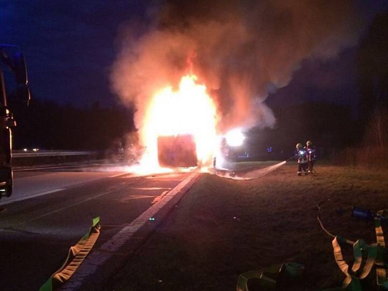 Na bavorské dálnici shořel v neděli večer český autobus jabloneckého dopravce. Žádnému z 24 turistů vracejících se lyžování v Alpách se nic nestalo. 