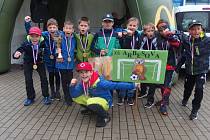 Účastníci fotbalového turnaje Mc Donalds Cup z Jablonce, ZŠ Arbesova a Mozartova vyhráli skupinu A i skupinu B.