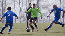 Na turnaji v Břízkách porazily zkušené Maršovice (v modrém) ambiciózní dorost Jiskry Mšeno 6:4.