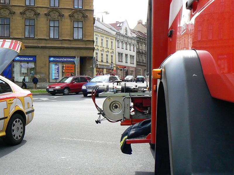 K vážné dopravní nehodě došlo v pondělí krátce po patnácté hodině na křižovatce ulic Podhorská a Mostecká v centru Jablonce.