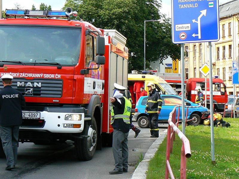 K vážné dopravní nehodě došlo v pondělí krátce po patnácté hodině na křižovatce ulic Podhorská a Mostecká v centru Jablonce.