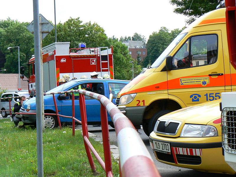 K vážné dopravní nehodě došlo v pondělí krátce po patnácté hodině na křižovatce ulic Podhorská a Mostecká v centru Jablonce.