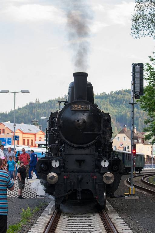 Do Tanvaldu dojela 100 let stará parní lokomotiva. Zůstane tu až do 3. července. 