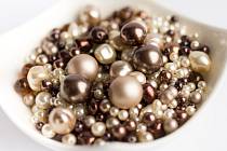 Perly jsou vyrobeny pouze z českého skla a tuzemských materiálů.