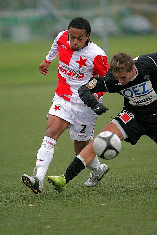 Fotbalový zápas ČFL na umělé trávě v Mozartově ulici v Jablonci mezi béčky FK Baumit Jablonec B a Slavia Praha B skončil s výsledkem 1:0. 