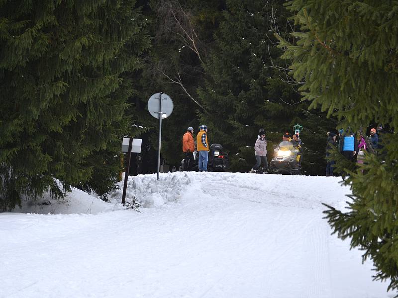 Speciální mapovací přístroj Street View Trekker má 15 čoček a dva GPS přijímače, celé zařízení má zhruba 20 kg, při jízdě je nutné držet stabilitu. Vše má na starosti operátor Ondřej Brouček (na snímku při rozhovorech) z organizačního týmu J50.