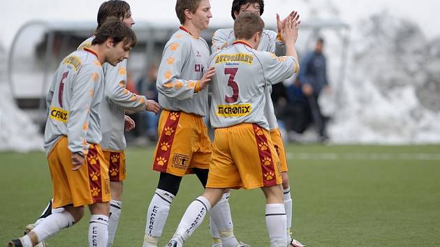 Fotbalisté Pěnčína na umělé trávě v jabloneckých Břízkách porazili Horní Brannou 4:2. Na snímku se hráči radují z postupu.