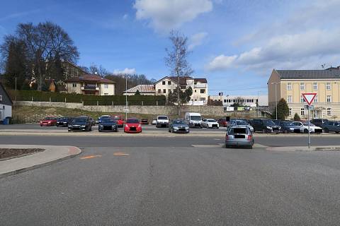 Dopravní nehoda se stala v Tanvaldu v prostoru vjezdu/výjezdu z parkoviště u prodejny Lidl.