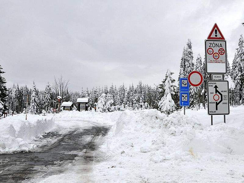 Silnici II/290  Souš – Smědava na zimu uzavírají. Snímek z podzimu 2009.