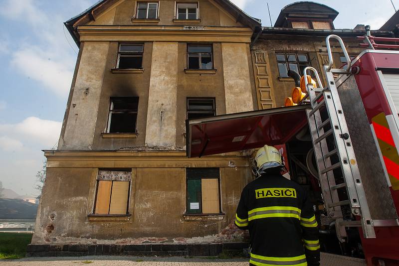 Cvičení hasičů 28. září v Tanvaldě. Jednotka prováděla reálnou simulaci hašení požáru v bytovém objektu.