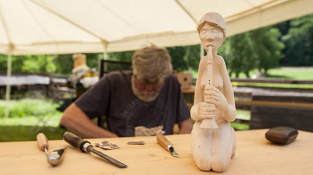 Řezbářské sympozium začalo ve středu 14. června na Dlaskově statku v Dolánkách u Turnova. Dvacátý druhý ročník setkání řezbářů bude pokračovat až do soboty.