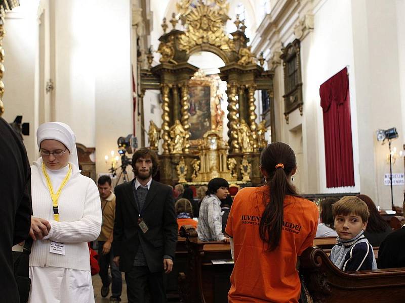 Jablonecké děti ze sboru ZUŠ Iuventus, Gaude! zpívaly pod vedením Tomáše Pospíšila papeži Benediktu XVI. při jeho návštěvě Prahy.