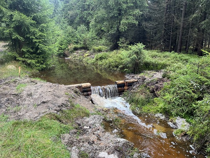 Vodohospodáři z Lesů ČR instalovali do koryt obou toků 234 příčných objektů z klád a fošen.