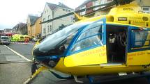 Vrtulník přistál přímo na křižovatce. Spolu se dvěma sanitkami, lékařským vozem, hasiči, policisty a strážníky zasahovali záchranáři při  nehodě v Mánesově ulici, kde došlo ke střetu dvou aut. Jednoho z řidičů na místě resuscitovali.