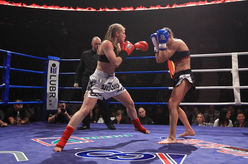 Páté Night of Warriors diváky nadchlo. Zápas o profi titul mistryně ČR v lowkicku Sandra Mašková (červené rukavice) vs. Lucie Mudrochová.