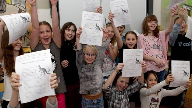 I na Základní škole v Lučanech nad Nisou dostaly včera děti pololetní vysvědčení