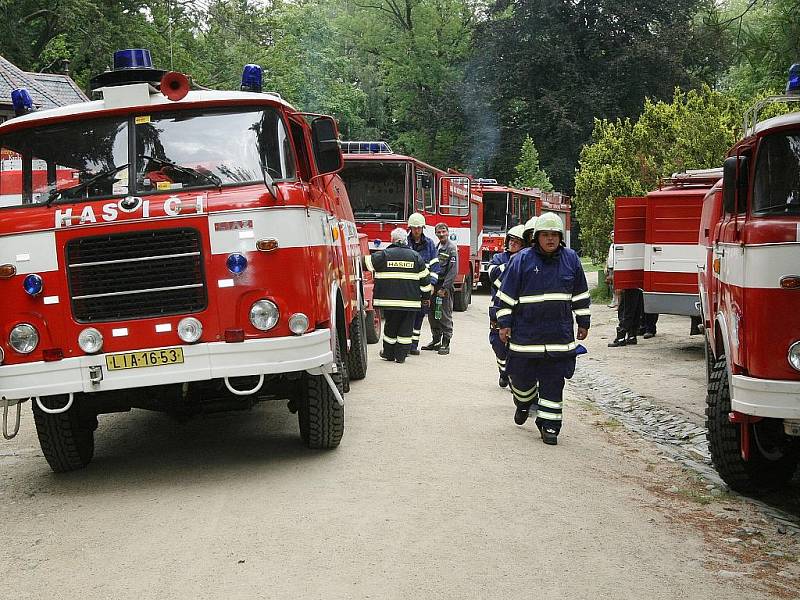 Tématické cvičení hasičských sborů z Frýdlantska proběhlo v pondělí odpoledne na státním zámku Frýdlant. Hasiči nacvičovali zásah v nejvyšší věži a dalších objektech zámku.