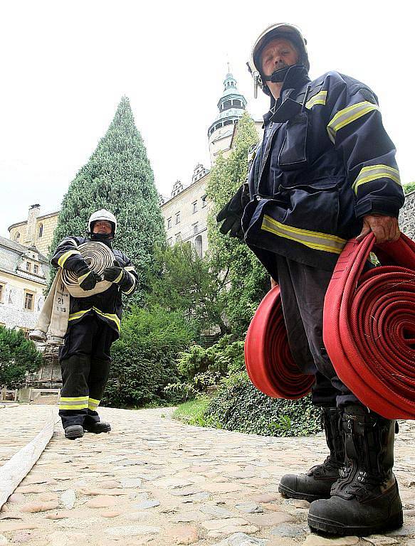 Tématické cvičení hasičských sborů z Frýdlantska proběhlo v pondělí odpoledne na státním zámku Frýdlant. Hasiči nacvičovali zásah v nejvyšší věži a dalších objektech zámku.