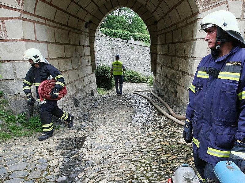 Tématické cvičení hasičských sborů z Frýdlantska proběhlo v pondělí odpoledne na státním zámku Frýdlant. Hasiči nacvičovali zásah v nejvyšší věži a dalších objektech zámku.