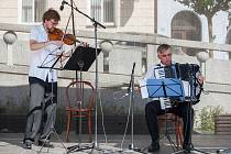 Ladislav Horák (na snímku vpravo) a Viktor Mazáček odehráli 1. srpna v Jablonci nad Nisou koncert v rámci hudebního festivalu Město plné tónů 2018.