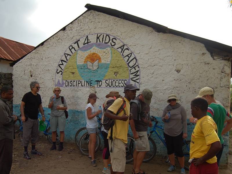 Státní škola v africké vesnici. Lenka Vrátná se rozhodla pomoci sbírkou školních pomůcek.