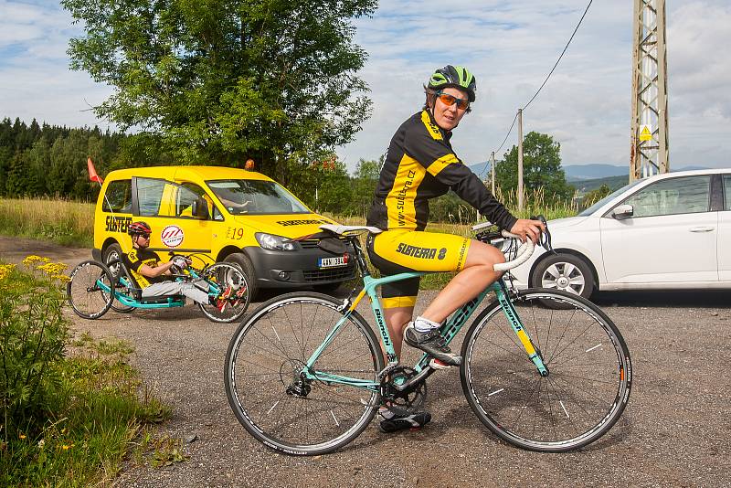 Pátý ročník nejdelšího cyklistického podniku v Česku, Metrostav Handy Cyklo Maraton, pokračoval 4. srpna. Pětidenního maratonu se účastní 42 čtyř nebo osmi členných týmů, které musí zdolat v limitu 111 hodin trasu o délce zhruba 2222 kilometrů.