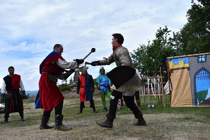 Skupina historického šermu Artuš Bohemia na tento víkend připravila již tradiční Historický víkend na rozhledně Štěpánka.