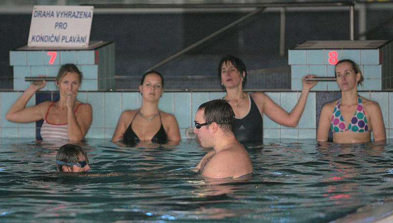 V sobotu ráno patřil jablonecký bazén učitelům, kteří se zde měli při praktické části kurzu první pomoci s jabloneckým Českým červeným křížem naučit, jak zachránit topícího se člověka.