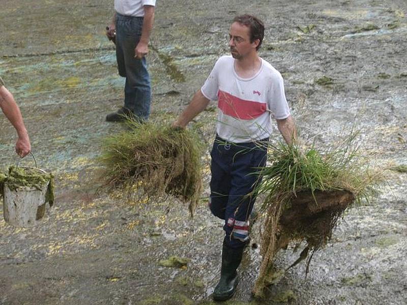 Sbor dobrovolných hasičů Vlastiboř. Čištění nádrže.