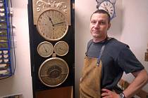 Jan Marek je známý turnovský hodinář. Restauruje i věžní hodiny, třeba i ty na hradě Křivoklát.