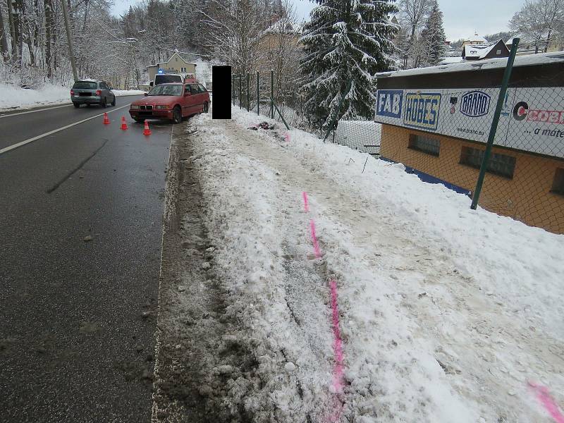 Havarované auto v Podhorské ulici v Jablonci nad Nisou.