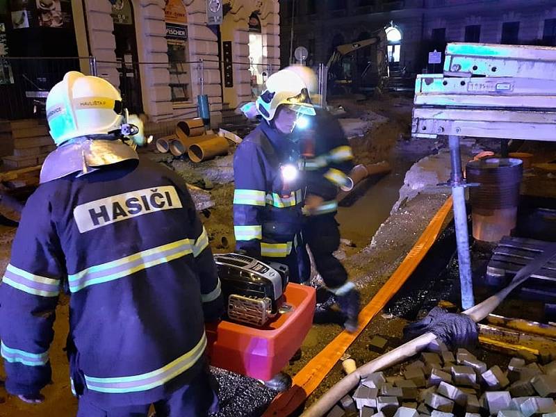 Hasiči před půlnocí ve středu 14. července vyjeli k zatopenému víceúčelovému objektu v centru Jablonce. Nejprve museli zastavit průsak dovnitř z blízkého výkopu.