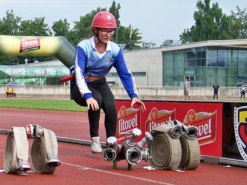Nikola Podzimková z týmu SDH Těpeře na posledním úseku štafety CTIF na krajském kole hry Plamen.