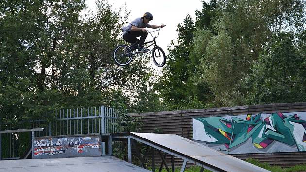 Jablonecký skatepark lákal skateboardisty i freestyle jezdce na kolech a koloběžkách.