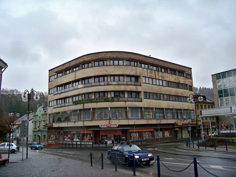 Podnik Železnobrodské sklo spravoval i velký hotel Crystal na náměstí 3. května v Železném Brodě.