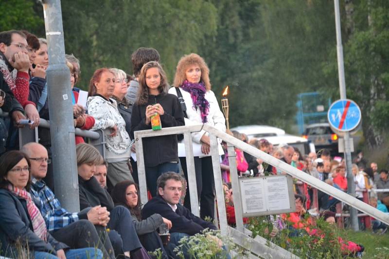 Komorní orchestr Quattro pod taktovkou Marka Štilece, kterého přivezli vodní záhraníři na člunu, zahrál přímo z mola na hladině jablonecké přehrady. 