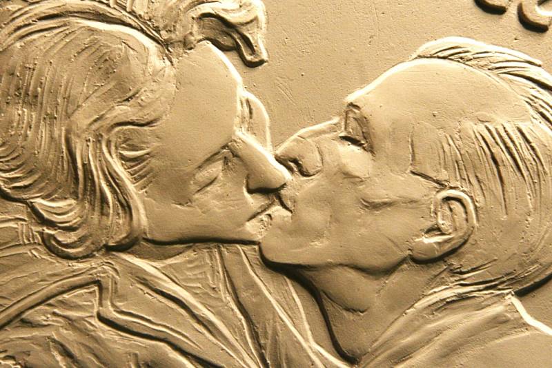MEDAILE SPORTOVNÍ LEGENDY, KTERÉ ČASEM NEVYBLEDNOU. Manželé Dana a Emil Zátopkovi (19. 9. 1922) se narodili ve stejný den jednoho roku. V jednom dni získali také oba zlatou olympijskou medaili v Helsinkách. V jablonecké České mincovně vyrazí podle návrhu 