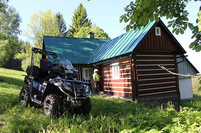 Policisté provádí kontroly chalup a chování návštěvníků v Krkonoších.