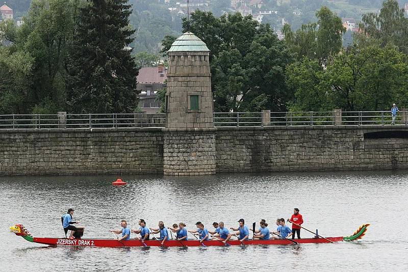 Druhý ročník závodů Dračích lodí Jizerský drak se jel na hladině přehrady ve Mšeně v Jablonci nad Nisou. První rozjížďku vyhrála posádka Judo klub Jablonec nad Sportbarem Las Vegas.