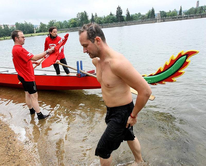 Druhý ročník závodů Dračích lodí Jizerský drak se jel na hladině přehrady ve Mšeně v Jablonci nad Nisou. 