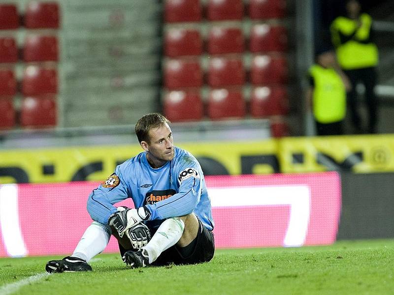 Na snímku smutný jablonecký gólman Michal Špit krátce po té, co obdržel druhou branku z kopačky Bonyho Wilfrieda.
