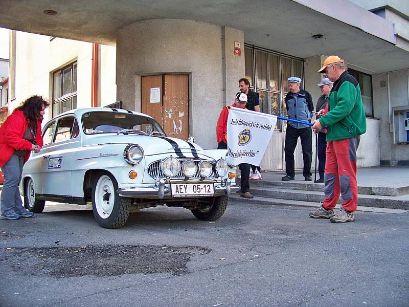 Pojizeřím v pátek a v sobotu projížděl závod veteránů Historic Jizera.