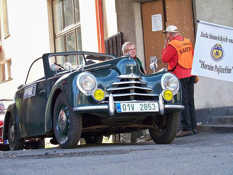 Pojizeřím v pátek a v sobotu projížděl závod veteránů Historic Jizera.