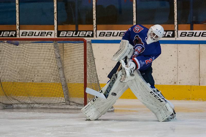 Zápas 40. kola 2. ligy ledního hokeje skupiny Západ se odehrálo 14. února na zimním stadionu v Jablonci nad Nisou. Utkaly se týmy HC Vlci Jablonec nad Nisou a HC Děčín. Na snímku je brankář Jan Dlouhý.